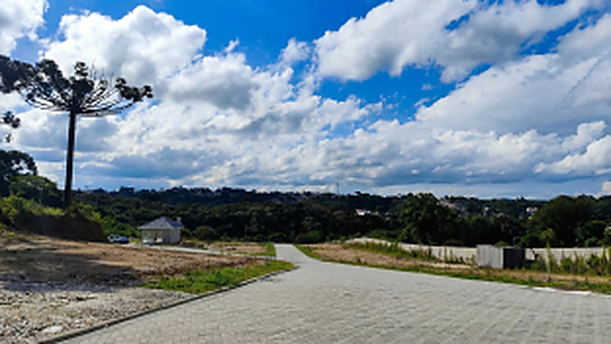 Ruas em paver, calçadas gramadas e iluminação do condomínio Bela Vista